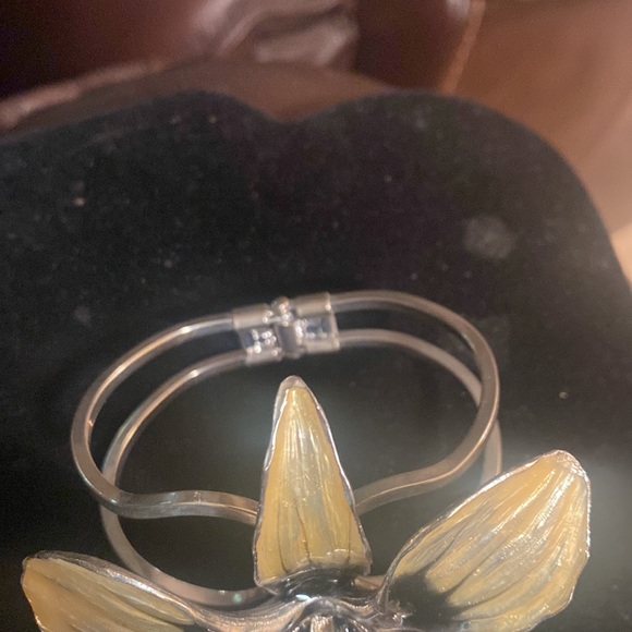 Hinged Flower Metal Bracelet, Yellow & Black, Very Pretty , Looks like 925, 💙 - Picture 9 of 9